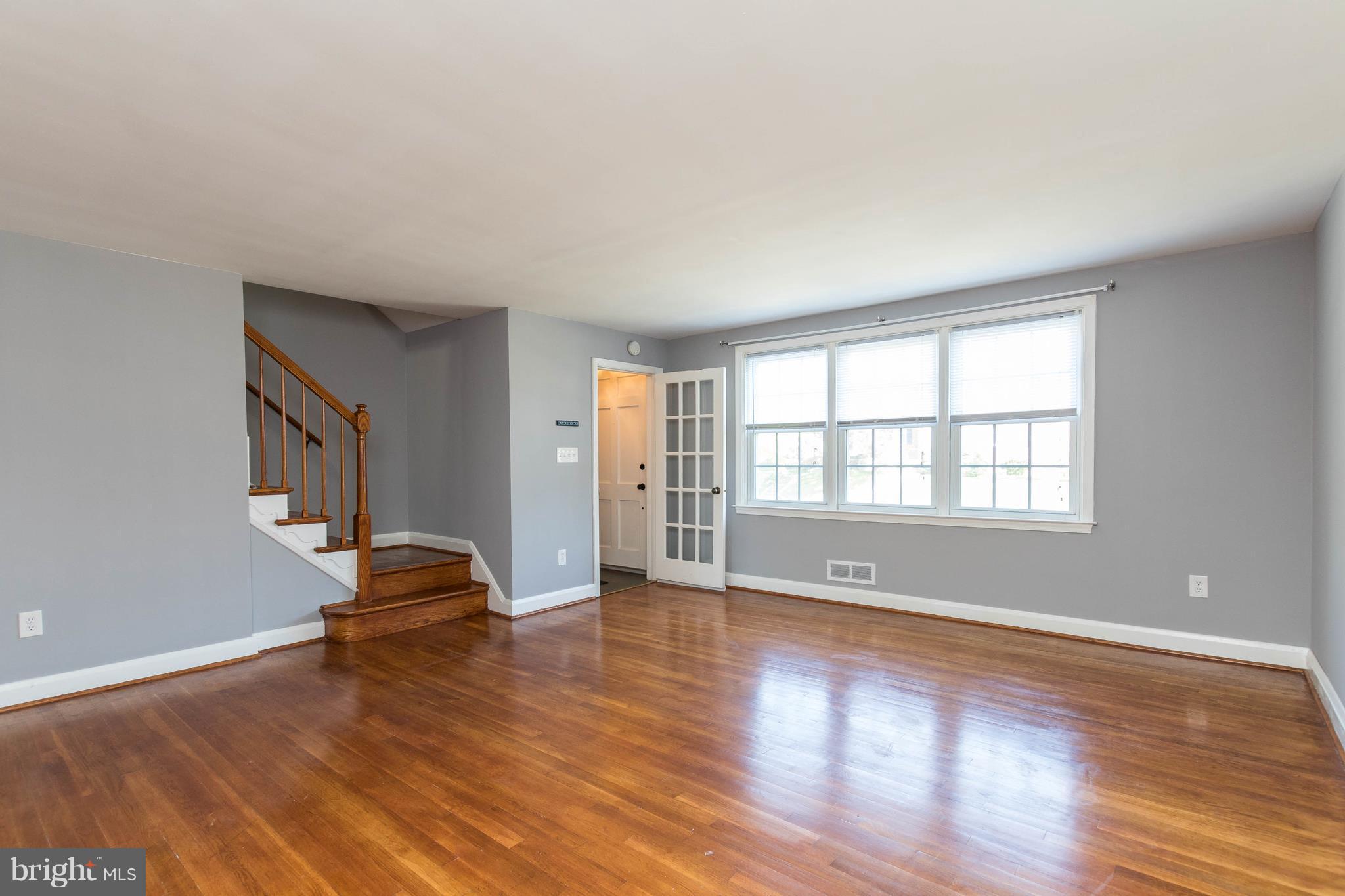 1515 Dellsway Road Baltimore, MD 21286 - Photo 3 of 29 Light-filled living space