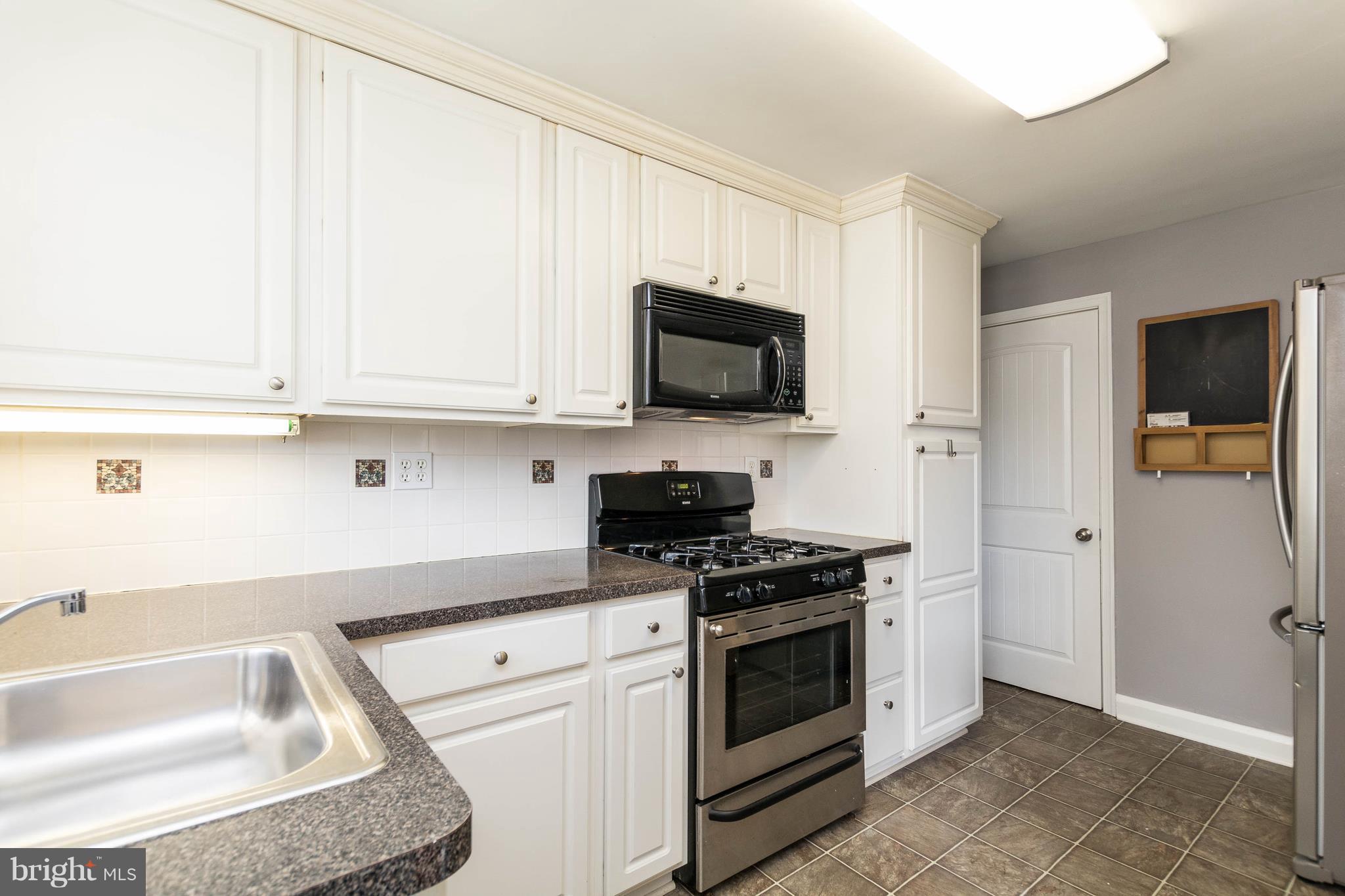 1515 Dellsway Road Baltimore, MD 21286 - Photo 8 of 29 Bright and cheery white kitchen