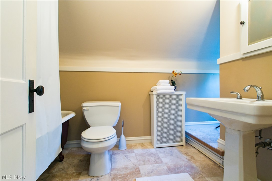 3622 Sutherland Road Shaker Heights, OH 44122 - Photo 16 of 21 Another view of the Spacious 3rd Floor Bath.