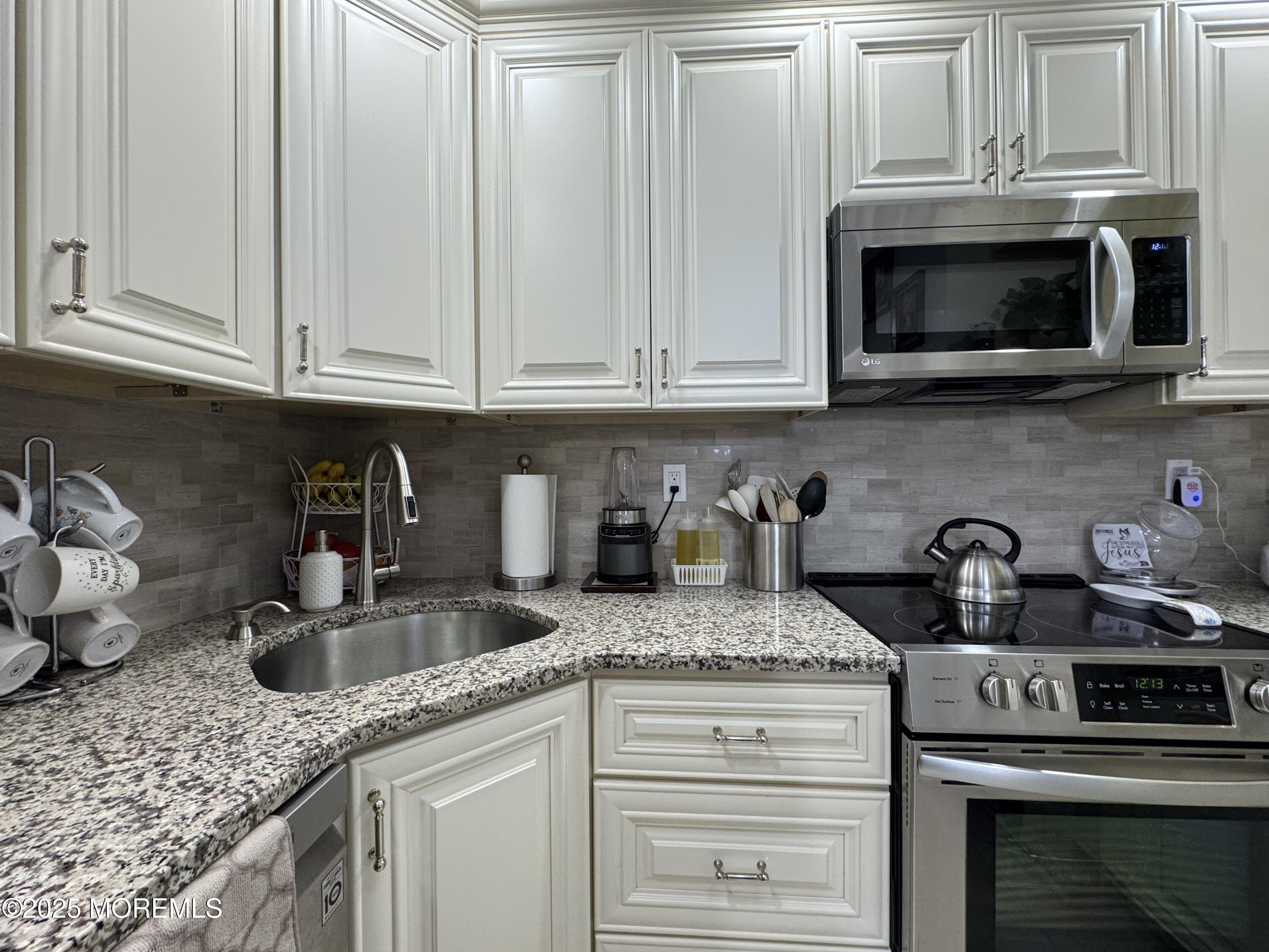86 Arrowood Road, Unit B Manalapan, NJ 07726 - Photo 3 of 26 IMG_1674