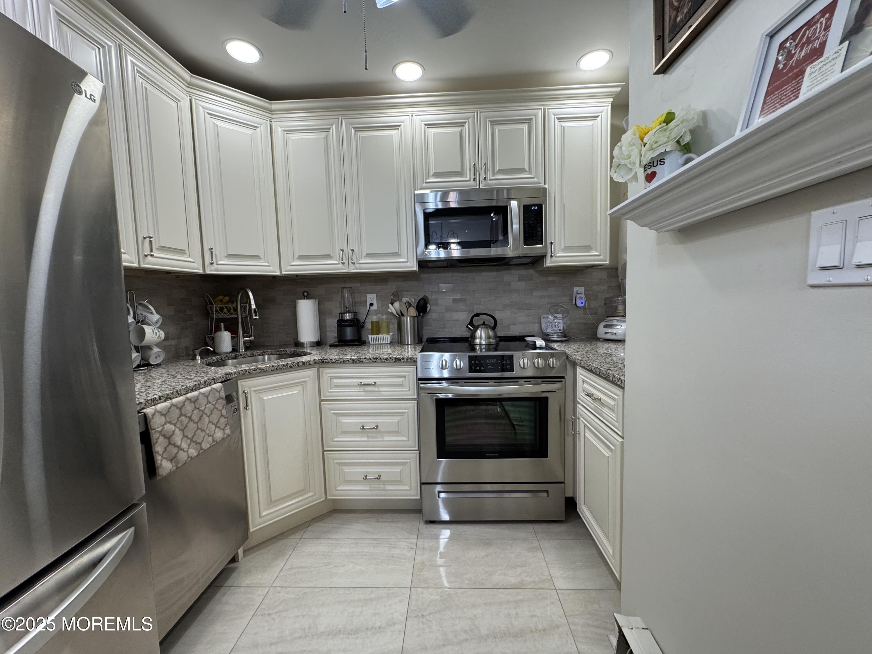 86 Arrowood Road, Unit B Manalapan, NJ 07726 - Photo 5 of 26 IMG_1673