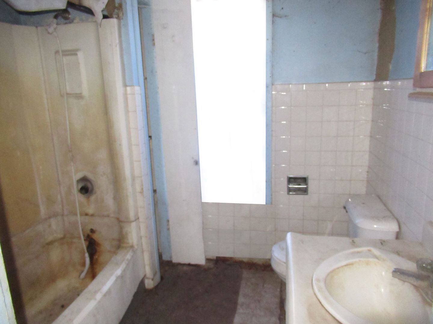 3560 North 2100E Road Ludlow, IL 60949 - Photo 12 of 22 a bath room with a toilet and a bath tub