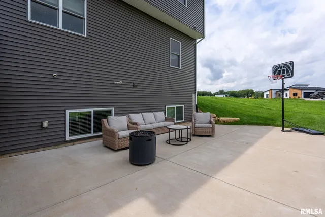 $685,000 | 317 Madison Drive, Riverdale, IA 52722