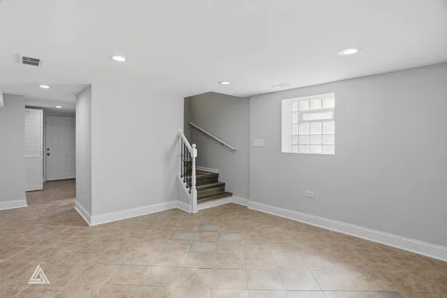 an empty room with windows and pillars in it