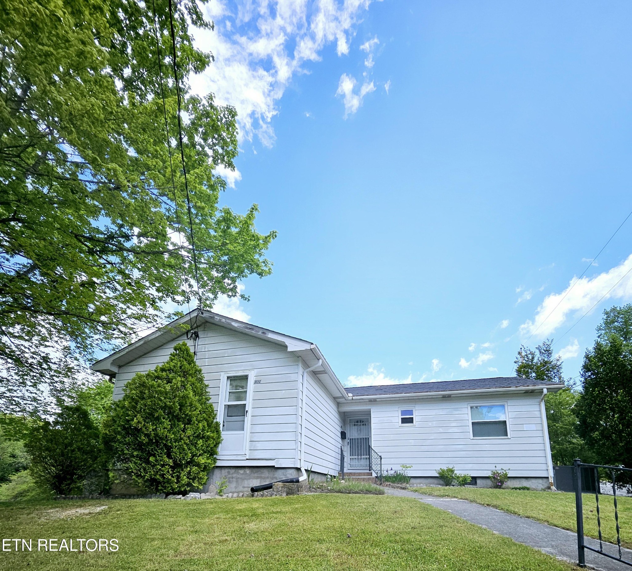 301 East Forest Lane Oak Ridge, TN 37830 - Photo 1 of 25 Gallery Image 1