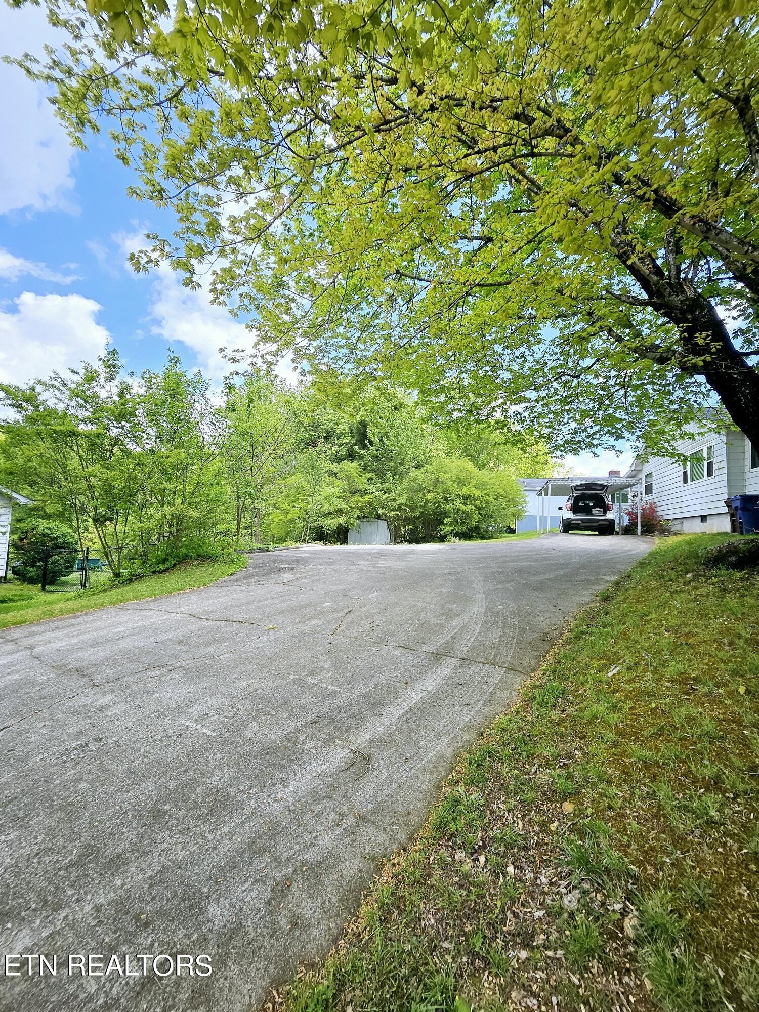 301 East Forest Lane Oak Ridge, TN 37830 - Photo 3 of 25 Gallery Image 3