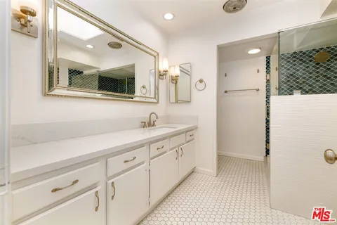 $4,500 | 18100 Burbank Boulevard, Unit 19, Tarzana, CA 91356