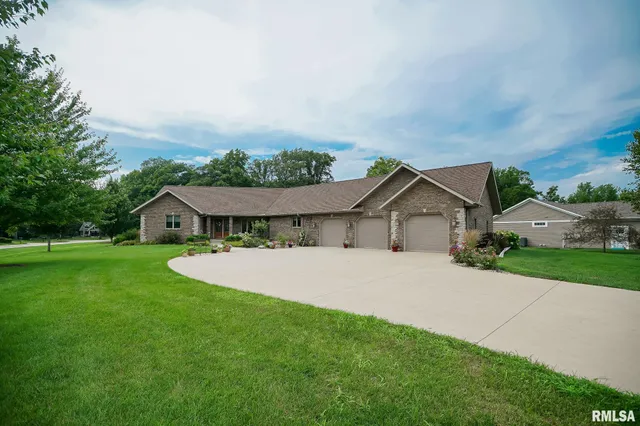 $525,000 | 300 Oak Valley Drive, Goodfield, IL 61742