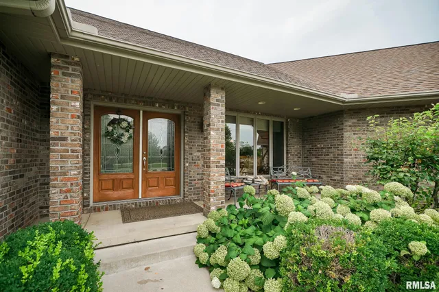 $525,000 | 300 Oak Valley Drive, Goodfield, IL 61742