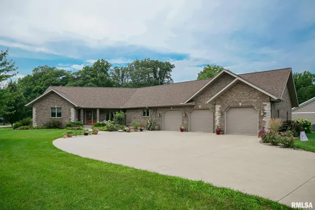 $525,000 | 300 Oak Valley Drive, Goodfield, IL 61742