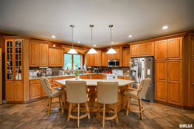 $525,000 | 300 Oak Valley Drive, Goodfield, IL 61742