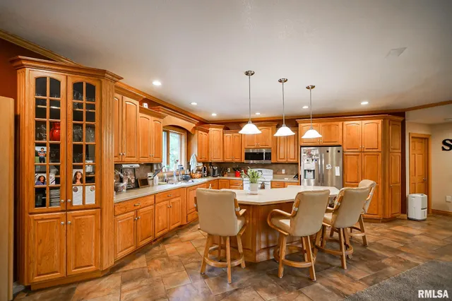 $525,000 | 300 Oak Valley Drive, Goodfield, IL 61742