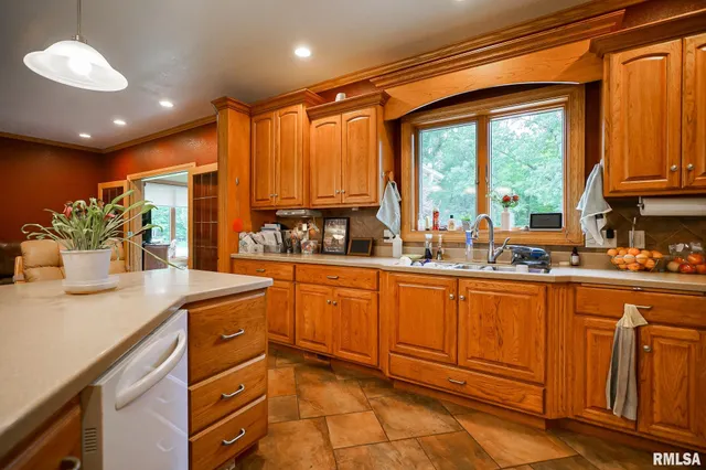 $525,000 | 300 Oak Valley Drive, Goodfield, IL 61742