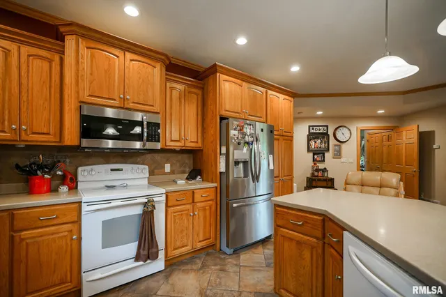 $525,000 | 300 Oak Valley Drive, Goodfield, IL 61742