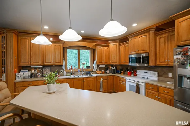 $525,000 | 300 Oak Valley Drive, Goodfield, IL 61742