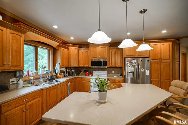 $525,000 | 300 Oak Valley Drive, Goodfield, IL 61742