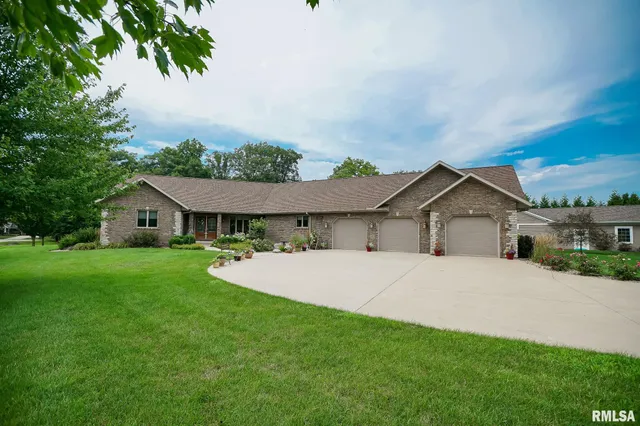 $525,000 | 300 Oak Valley Drive, Goodfield, IL 61742