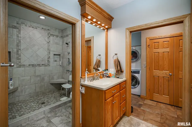 $525,000 | 300 Oak Valley Drive, Goodfield, IL 61742