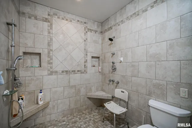 $525,000 | 300 Oak Valley Drive, Goodfield, IL 61742