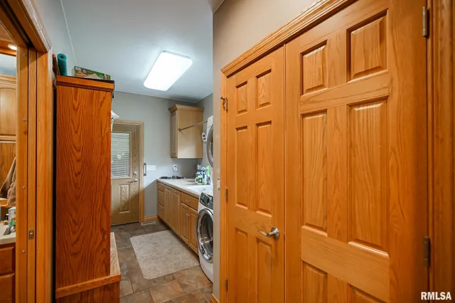 $525,000 | 300 Oak Valley Drive, Goodfield, IL 61742