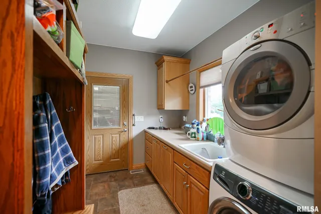 $525,000 | 300 Oak Valley Drive, Goodfield, IL 61742