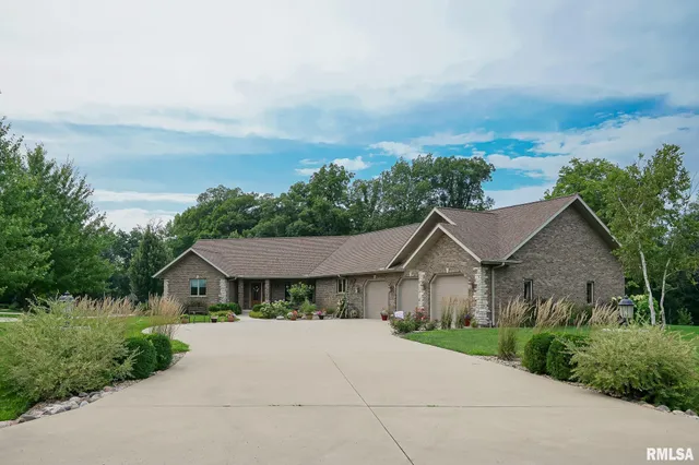 $525,000 | 300 Oak Valley Drive, Goodfield, IL 61742