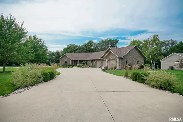 $525,000 | 300 Oak Valley Drive, Goodfield, IL 61742