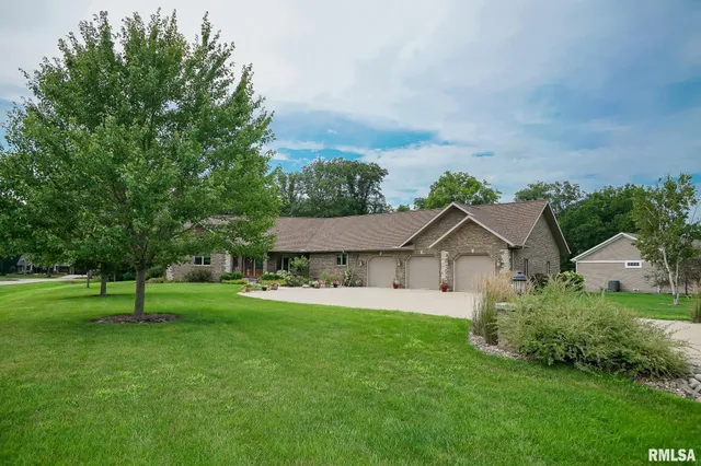 $525,000 | 300 Oak Valley Drive, Goodfield, IL 61742