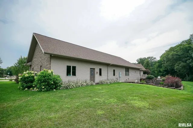 $525,000 | 300 Oak Valley Drive, Goodfield, IL 61742