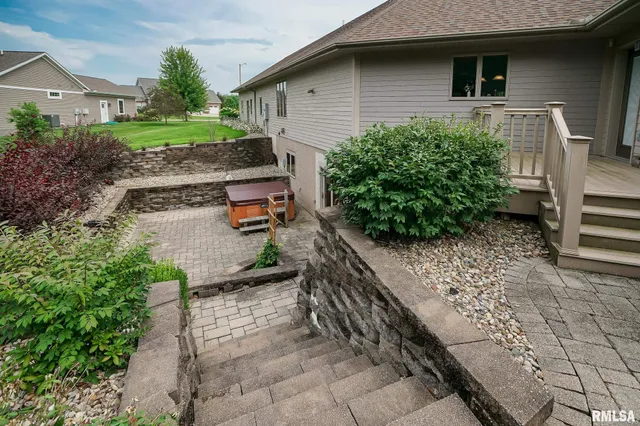 $525,000 | 300 Oak Valley Drive, Goodfield, IL 61742