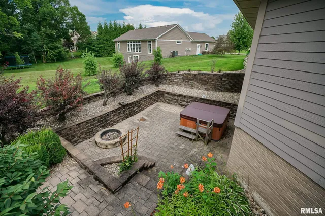 $525,000 | 300 Oak Valley Drive, Goodfield, IL 61742