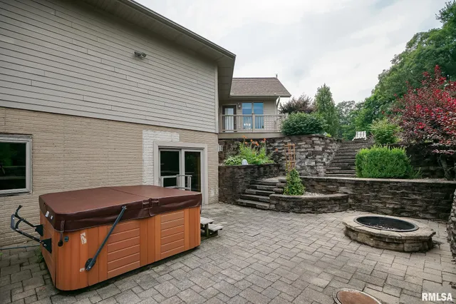 $525,000 | 300 Oak Valley Drive, Goodfield, IL 61742