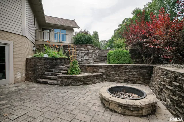 $525,000 | 300 Oak Valley Drive, Goodfield, IL 61742