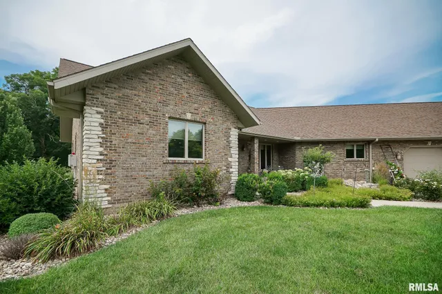 $525,000 | 300 Oak Valley Drive, Goodfield, IL 61742