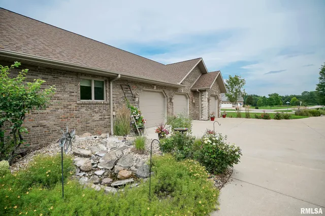 $525,000 | 300 Oak Valley Drive, Goodfield, IL 61742