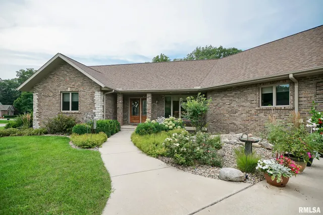 $525,000 | 300 Oak Valley Drive, Goodfield, IL 61742