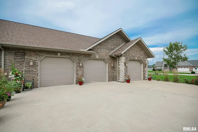 $525,000 | 300 Oak Valley Drive, Goodfield, IL 61742