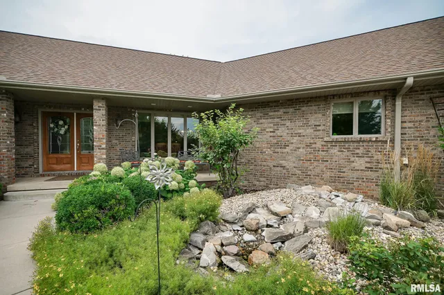 $525,000 | 300 Oak Valley Drive, Goodfield, IL 61742