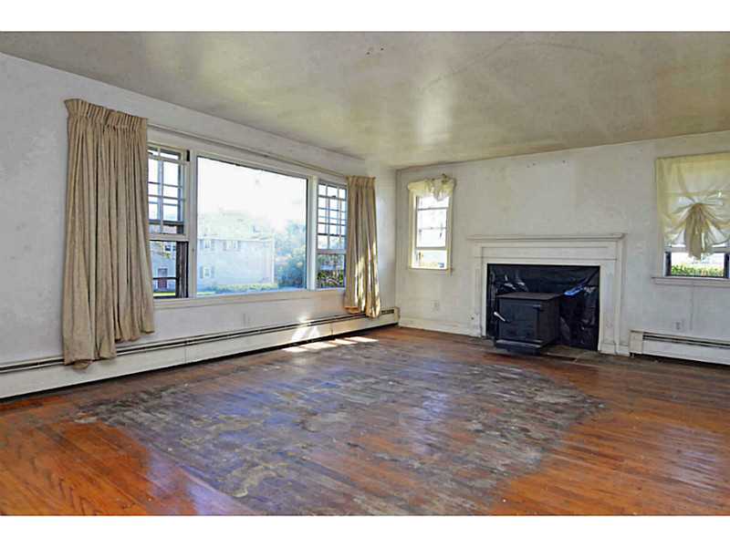 9 Dudley Drive Narragansett, RI 02882 - Photo 12 of 25 Living Room.