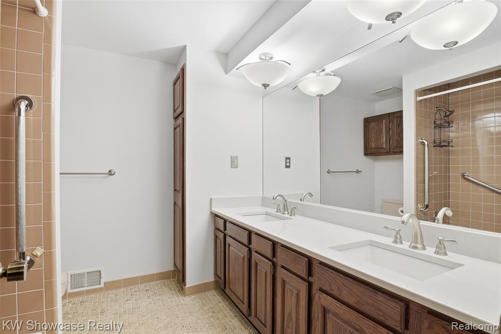 3260 Ravinewood Drive Commerce Township, MI 48382 - Photo 29 of 75 Gallery Image 29