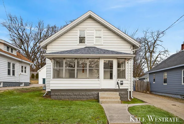 $259,900 | 714 Emerald Avenue Northeast, Grand Rapids, MI 49503