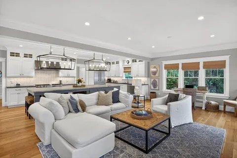 $4,250,000 | 357 Monomoscoy Road, Mashpee, MA 02649