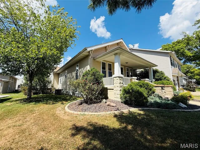 $235,000 | 977 West St Louis Street, Nashville, IL 62263