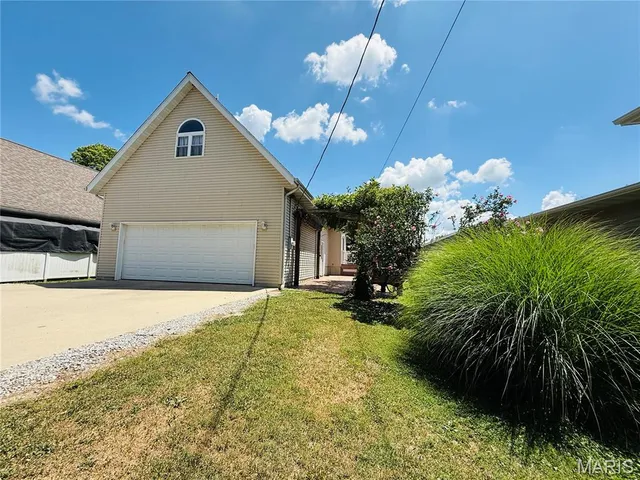 $235,000 | 977 West St Louis Street, Nashville, IL 62263