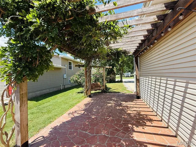 $235,000 | 977 West St Louis Street, Nashville, IL 62263