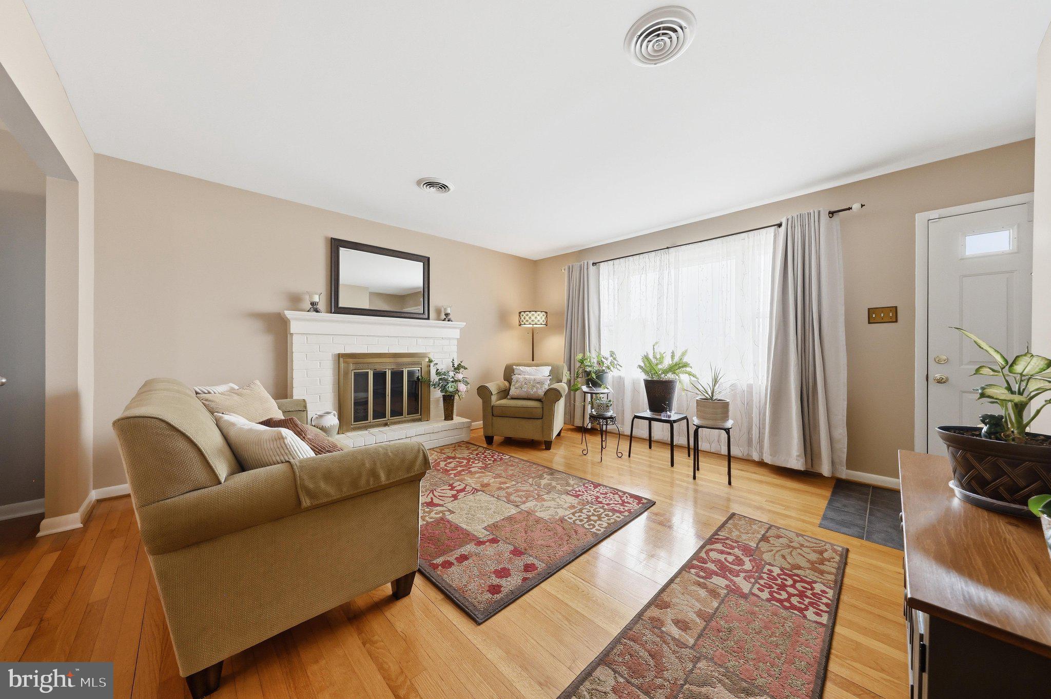 16913 Fairview Road Hagerstown, MD 21740 - Photo 5 of 57 Living Room