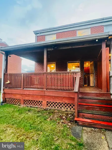 a view of entryway in front of house