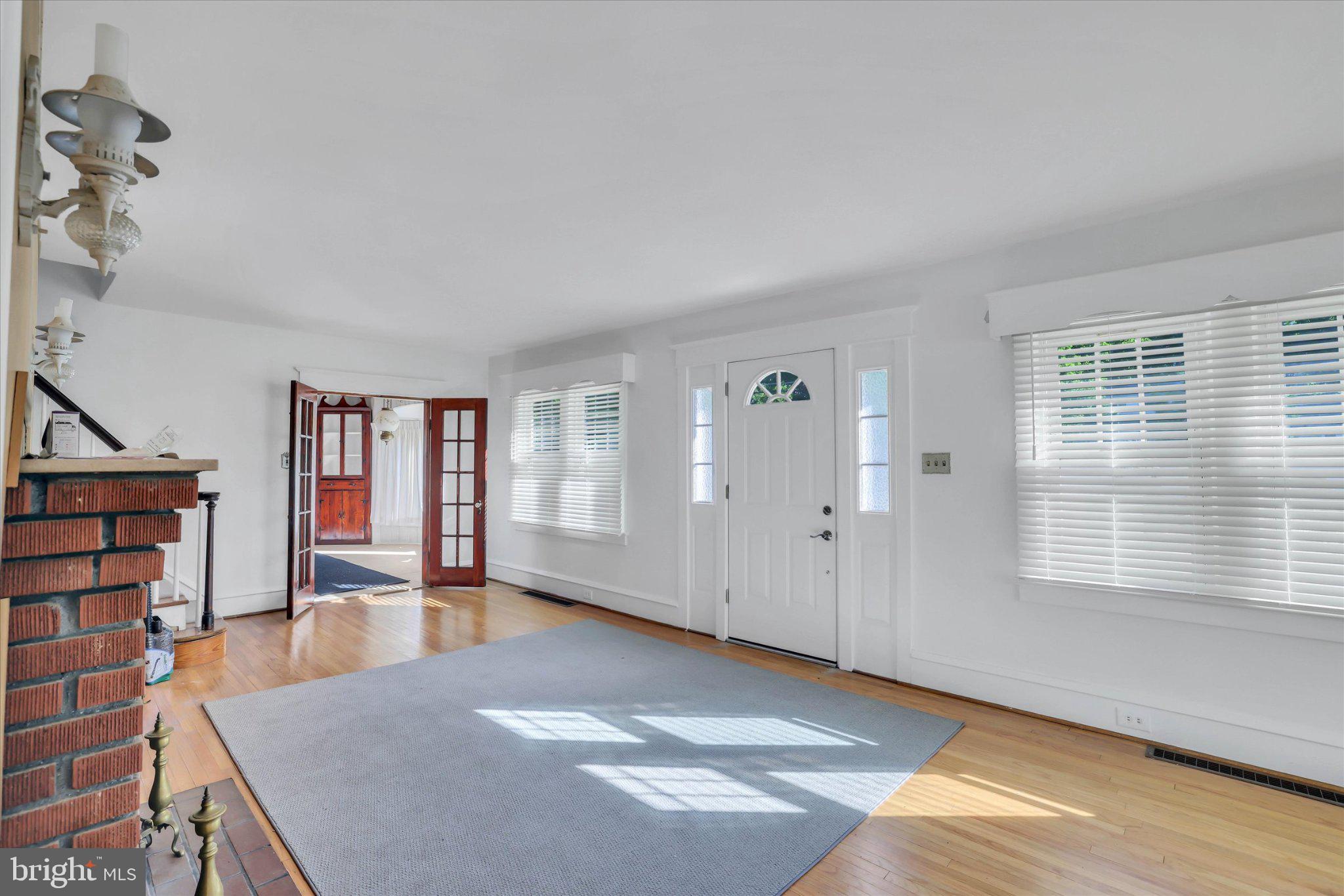 222 Berlin Road North Lindenwold, NJ 08021 - Photo 5 of 42 Bright and inviting entryway space.