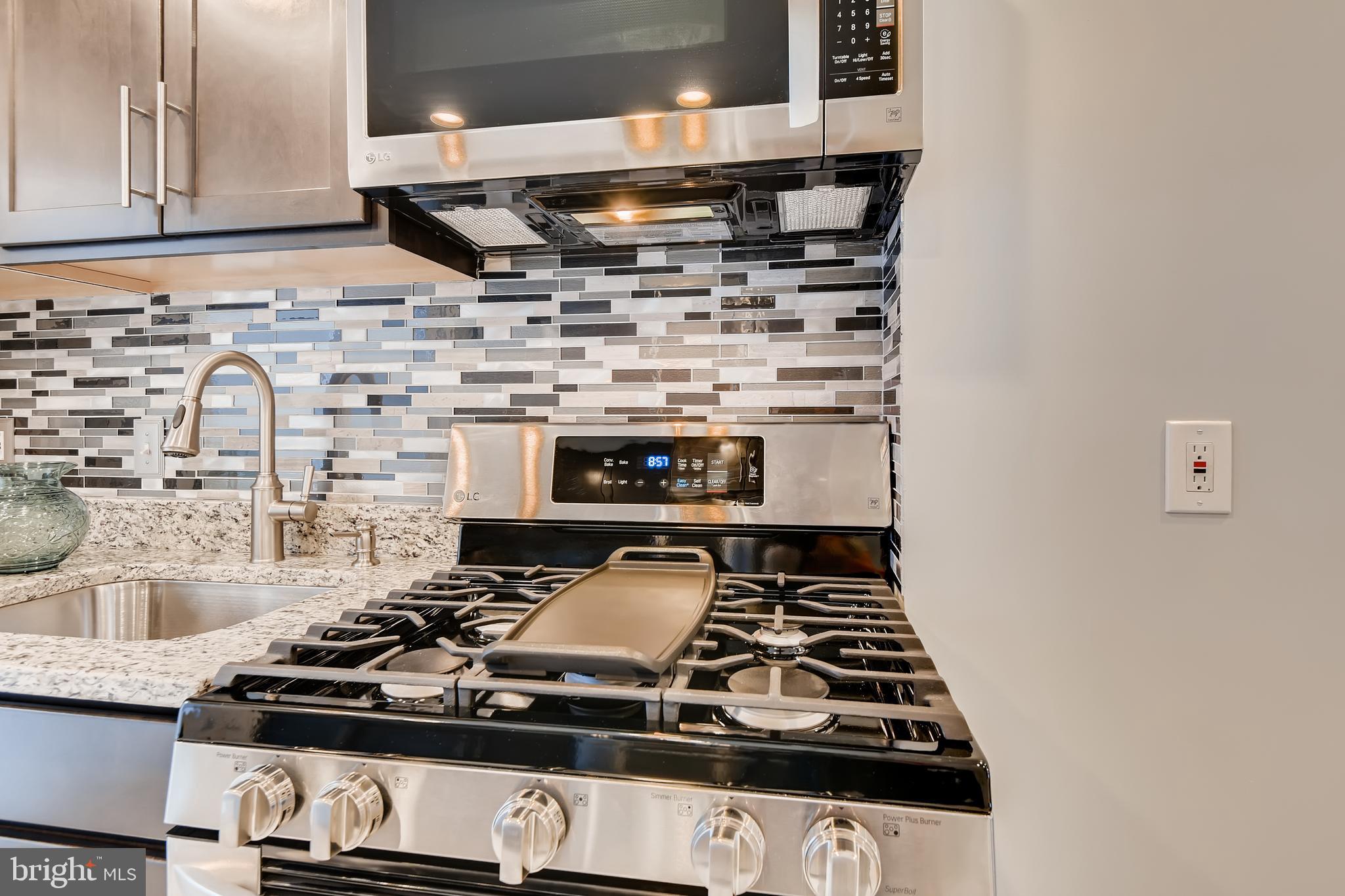 513 South Regester Street Baltimore, MD 21231 - Photo 14 of 33 Gas Stove