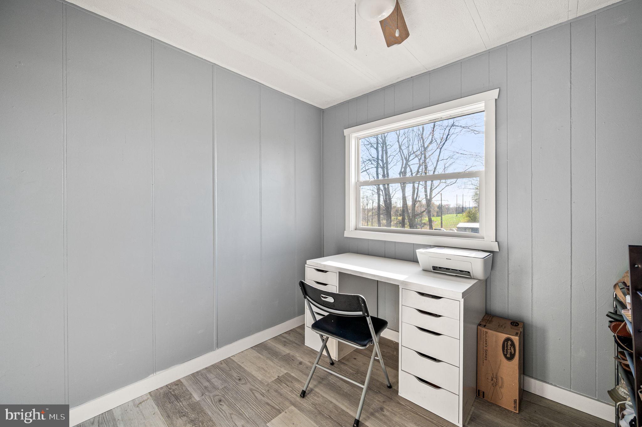 1725 Goosetown Road Coatesville, PA 19320 - Photo 20 of 34 a room that has a table and chair in it